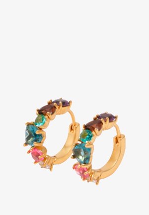 Gouden creolen met kleurrijke edelstenen in roze, blauw, groen, bruin en paars, gerangschikt in een symmetrisch patroon.