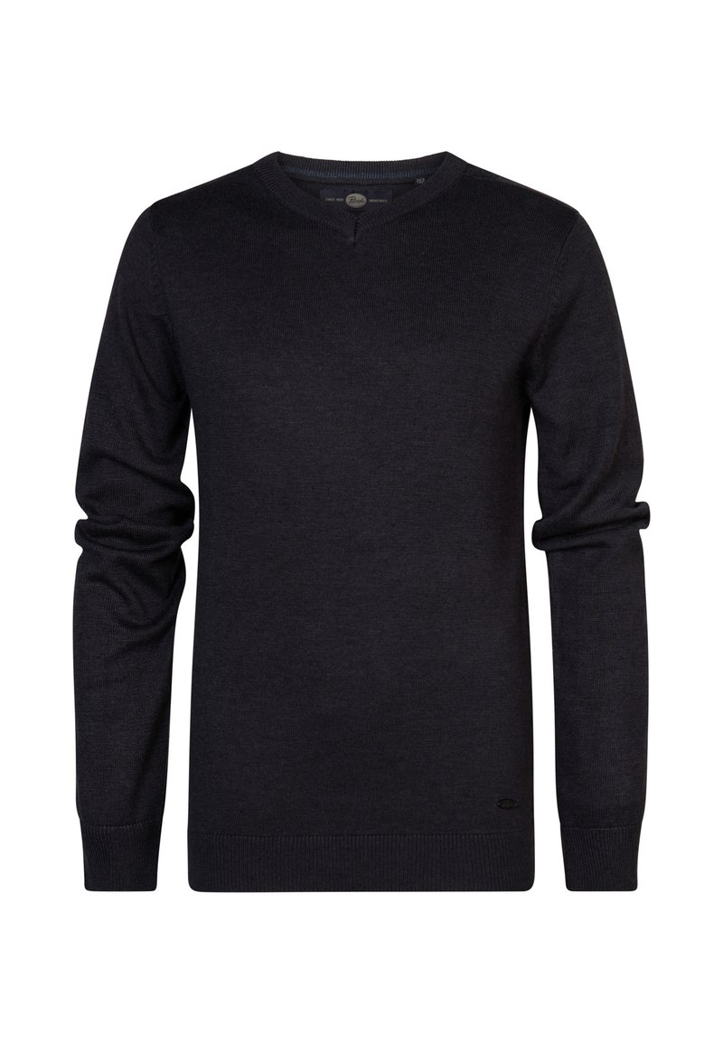 Dunkelblauer V-Ausschnitt-Pullover mit langen Ärmeln, gerippten Bündchen und Saum, hergestellt aus einem weichen Strickstoff. Mit einem kleinen Logo am unteren Saum.