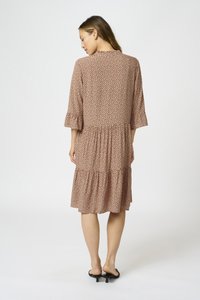 Rochie mid-length de culoare maro, cu buline, mâneci trei sferturi, tiv volanat și talie strânsă. Textură netedă, croială lejeră.