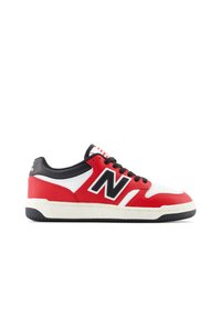 Sneaker rosso, bianco e nero con tomaia in pelle, punta perforata, prominente logo "N" nero e suola in gomma testurizzata.