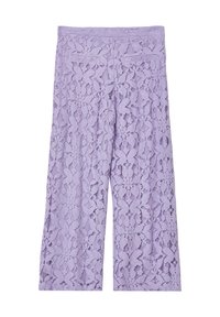 Pantalon en dentelle lavande avec un motif floral, présentant une coupe large et une finition texturée. Deux poches arrière sont visibles.