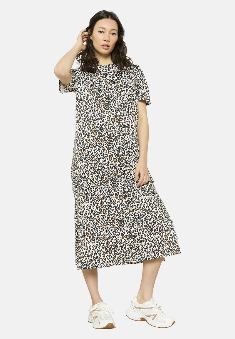 Leopardenmuster-Kleid aus leichtem Stoff, knielang, runder Halsausschnitt, kurze Ärmel, mit schwarzen, braunen und beigen Flecken sowie lässigem Schnitt.