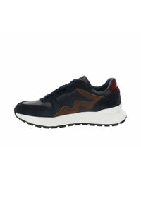 Sneaker blu navy in materiale scamosciato e pelle, con accenti marroni, chiusura con lacci e suola bianca con battistrada nero texturizzato.