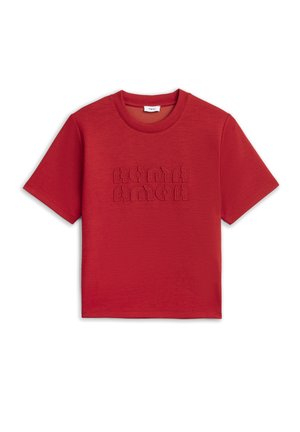 Rotes T-Shirt mit kurzen Ärmeln und rundem Ausschnitt, vorne mittig mit erhabenem Schriftzug "ROMA AMOR".