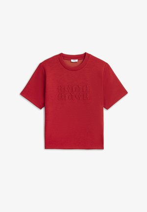 Rotes T-Shirt mit kurzen Ärmeln und rundem Ausschnitt, vorne mittig mit erhabenem Schriftzug "ROMA AMOR".