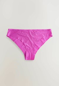 Roze slipjes met een gladde satijnen afwerking, voorzien van een golvend design patroon. Elastische tailleband met het label "NEXT." Standaard slipvorm.