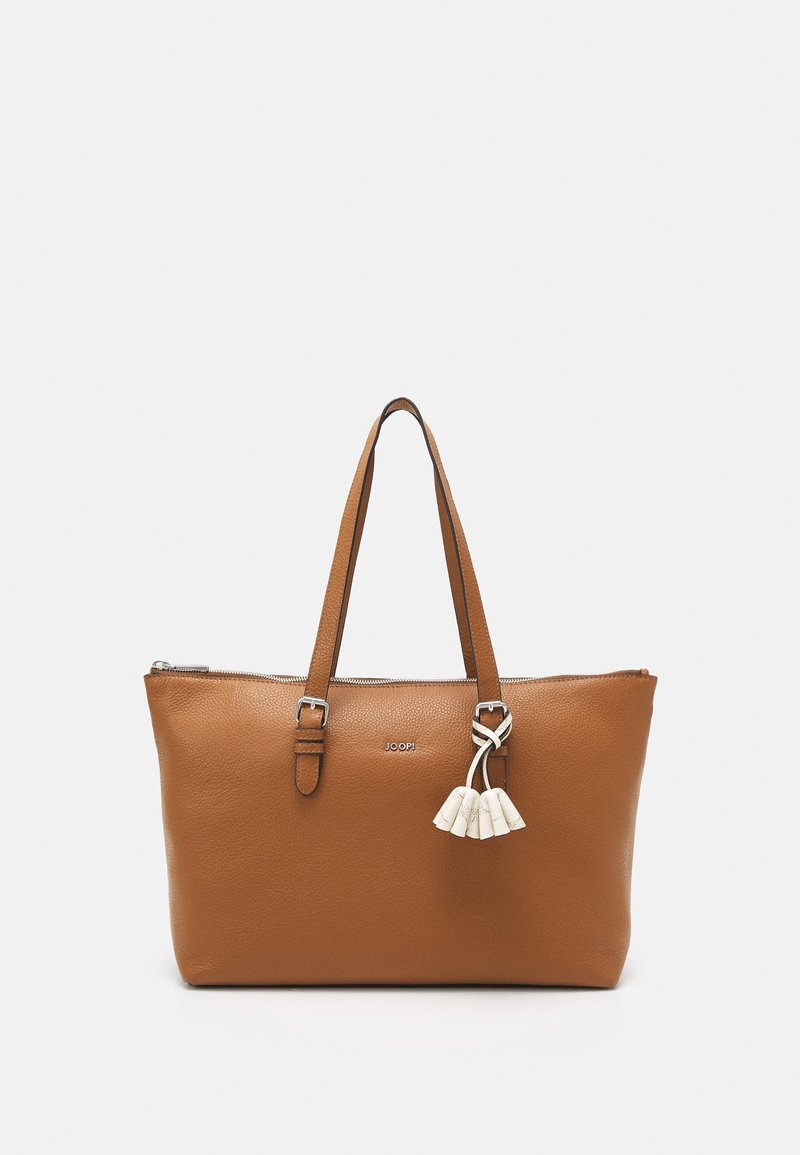 Sac fourre-tout en cuir marron avec deux poignées, fermeture éclair et pompon blanc décoratif. Design simple et texture lisse, idéal pour un usage quotidien.