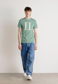 Les Deux ENCORE T-SHIRT - T-shirt print - dark ivy green/white