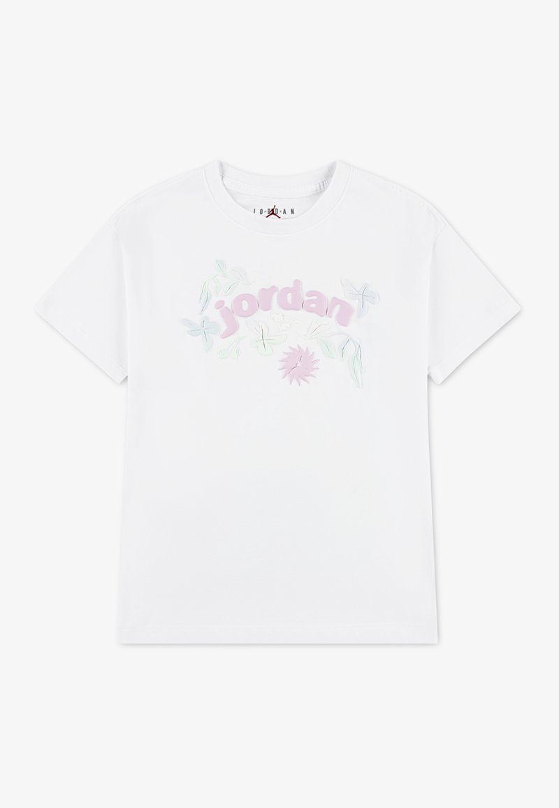 Λευκό βαμβακερό μπλουζάκι με παστέλ κείμενο «Jordan», περιτριγυρισμένο από ανθικά σχέδια σε απαλά χρώματα με μοτίβο ήλιου στο κέντρο.