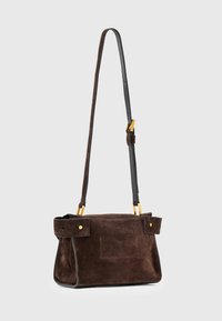 Brązowa torebka z zamszu o strukturalnym designie, z odpinanym paskiem na ramię, złotymi akcentami oraz bocznymi kieszeniami.