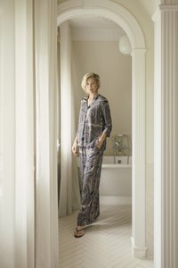 Set di pigiama leggero, con motivo a onde in blu navy e beige, composto da una camicia con bottoni e pantaloni con vita elastica, completato da sandali.