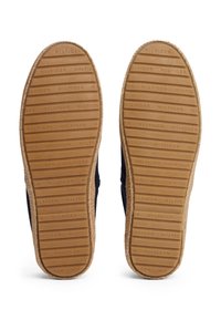 Zwarte canvas espadrille schoenen met een gestructureerde bruine rubberen zool met horizontale ribbels en 'HILFIGER' logo impressies door het hele ontwerp.