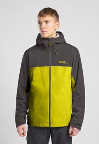 Wasserdichte Jacke mit einem Farbblockdesign in Dunkelgrau und leuchtendem Limegrün, ausgestattet mit einer Kapuze und verstellbaren Zugbändern. Logo auf der Brust sichtbar.