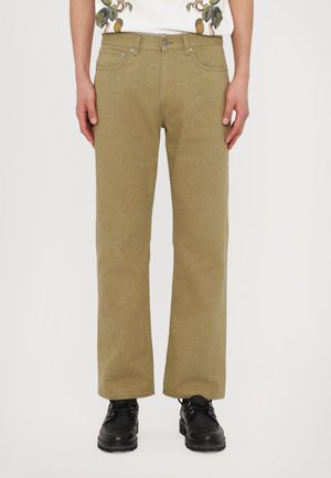 Khaki bukser med et tekstureret slangeskindsdesign, lige ben, fem lommer, metalhardware og bæres med sorte sko.