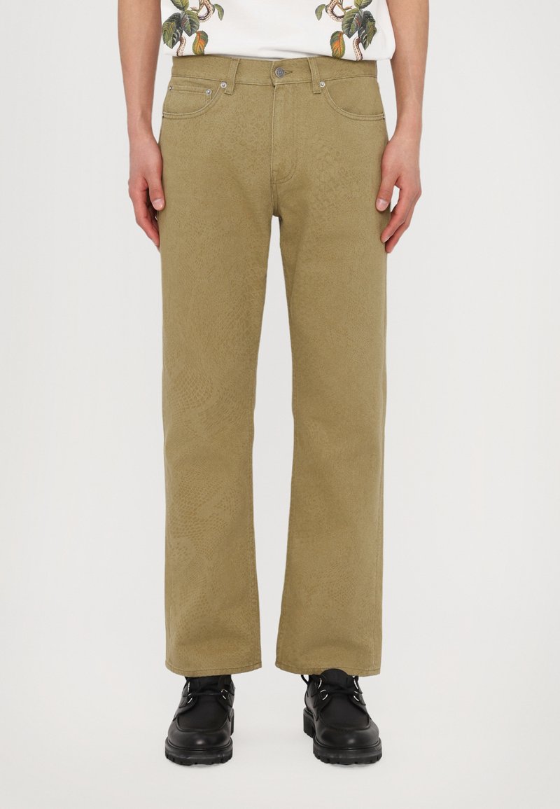 Khaki bukser med et tekstureret slangeskindsdesign, lige ben, fem lommer, metalhardware og bæres med sorte sko.