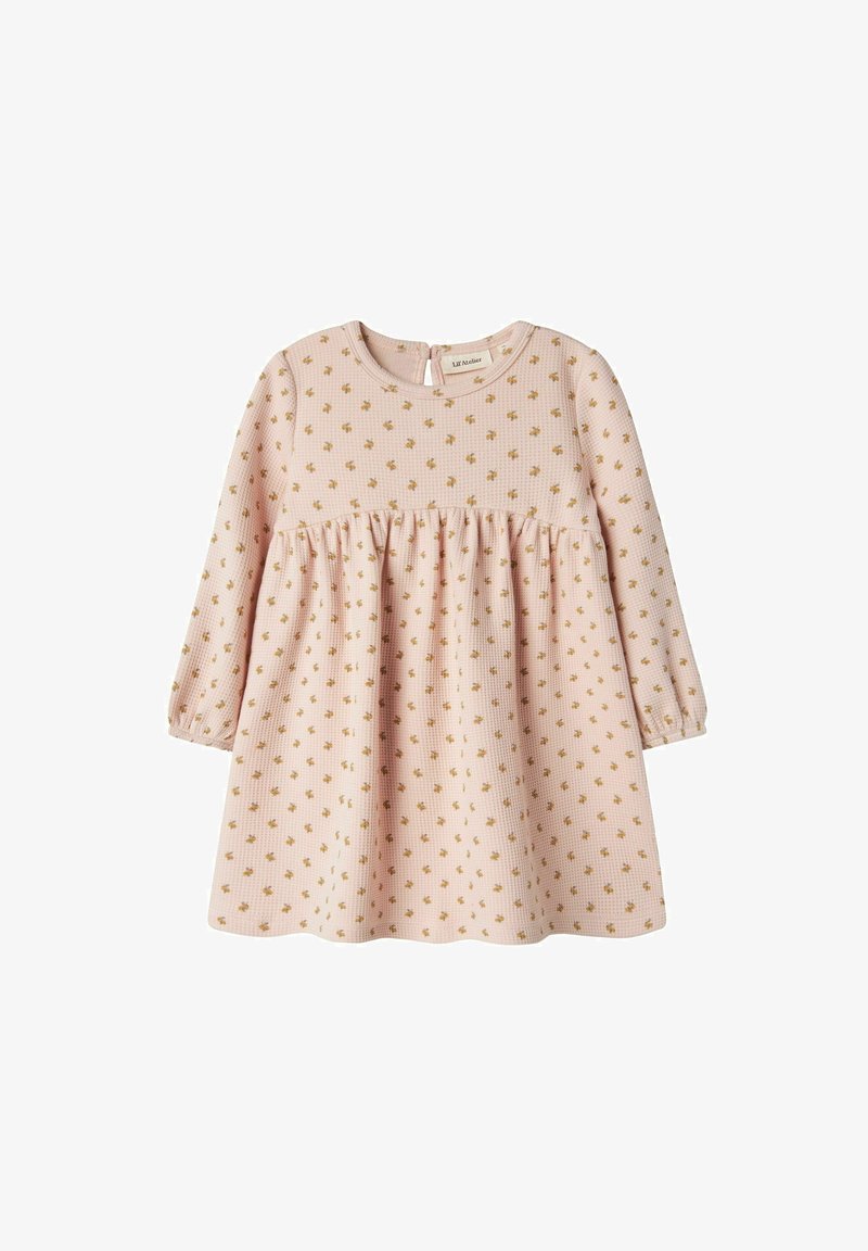 Rozā vafeles tekstūras kleita ar garām piedurknēm, savelkamu jostu, ziedu rakstu zeltā un atslēgas caurumu aizmugurē.