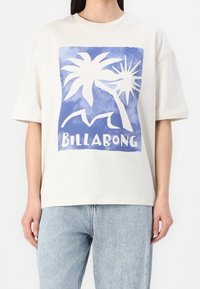 Krämfärgad bomull T-shirt med en blå grafik som föreställer palmer och en sol. Avslappnad passform med korta ärmar och rundad halsringning.