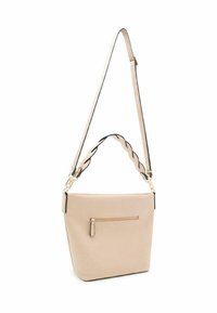 Bolso de mano de cuero beige con una forma estructurada, que cuenta con un bolsillo con cremallera, asa superior trenzada y una correa ajustable con detalles en negro.