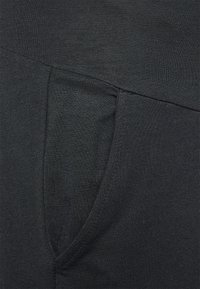 Mamalicious Curve MLCAYLEE PANT  - Calças de fato de treino - black