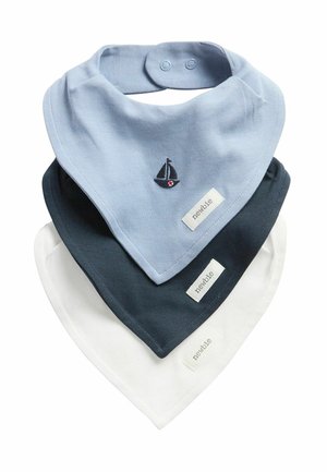 Tre-lags baby bandana hagesmække i lyseblå, mørkeblå og hvid med trykknapper og "newbie" mærker, den lyseblå har en lille sejlbåd broderi.