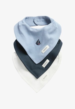 Trzywarstwowe dziecięce bandany śliniaki w jasnoniebieskim, ciemnoniebieskim i białym kolorze z zapięciami na zatrzaski i metkami "newbie", jasnoniebieski ma małe haftowane żaglówki.