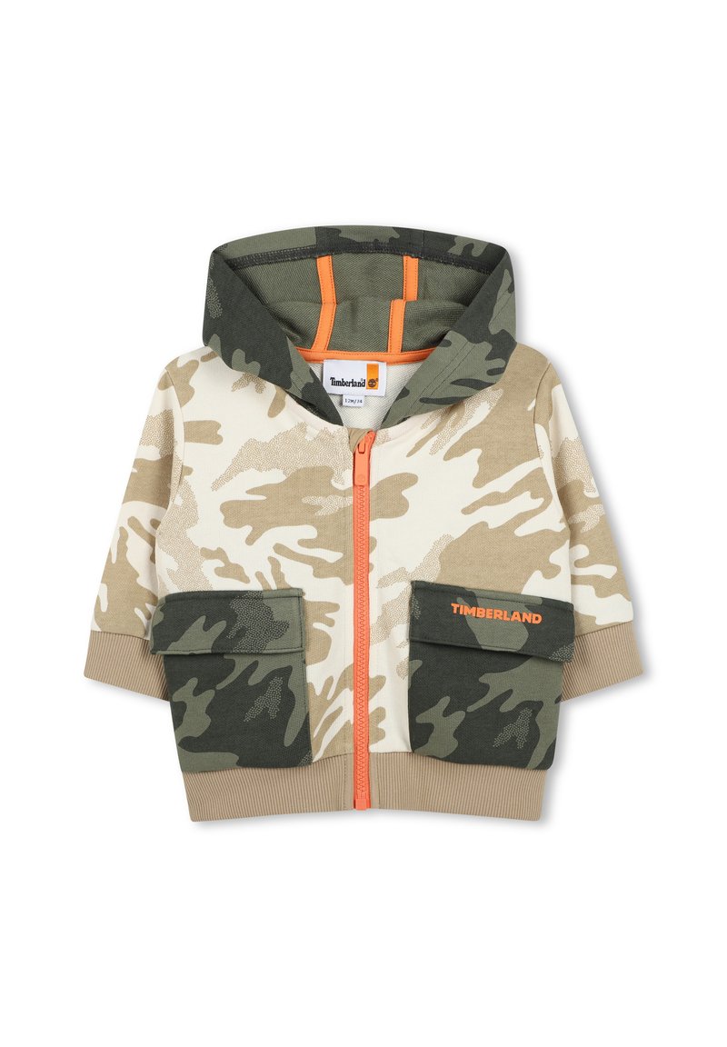 Camo hoodie in beige en groene tinten, met een ritssluiting aan de voorkant, twee voorzakken, een oranje ritssluiting en een capuchon. Timberland merklogo op de zak.