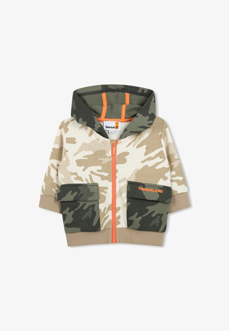 Camo hoodie in beige en groene tinten, met een ritssluiting aan de voorkant, twee voorzakken, een oranje ritssluiting en een capuchon. Timberland merklogo op de zak.