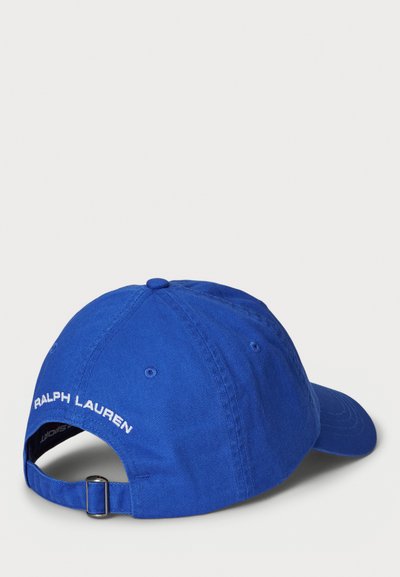 Gorra de béisbol de algodón azul con el logotipo bordado "RALPH LAUREN" en la parte posterior, visera curvada, correa ajustable y ojales cosidos.