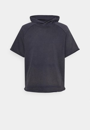 Dunkelgraues Kapuzensweatshirt mit kurzen Ärmeln, vorderer Kängurutasche und Raglanärmeln auf weißem Hintergrund.