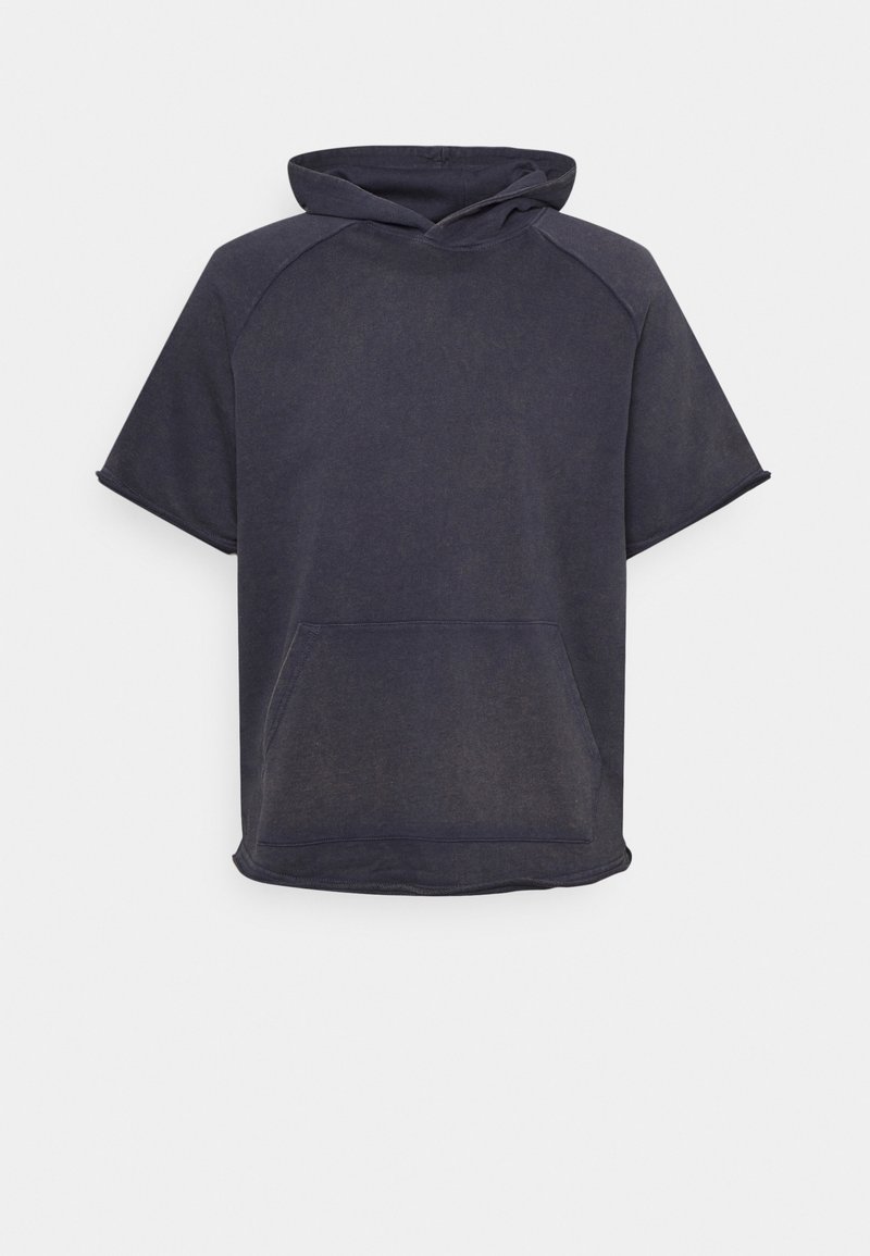 Sweat à capuche gris foncé à manches courtes avec poche kangourou à l'avant et manches raglan sur fond blanc.