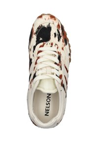 Sneaker met een gespikkelde witte, bruine en zwarte vachtachtige bovenkant, met een beige zool, witte veters en een bedrukte "NELSON" logo aan de binnenkant.
