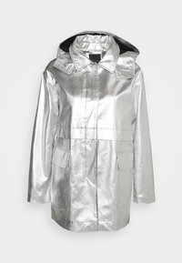 Imperméable long métallique argenté avec capuche, fermeture éclair avant, poches à rabat et large col sur un fond clair uni.