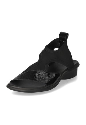 Schwarze Sandale mit elastischem Obermaterial, glänzenden Lackakzenten, offener Zehenpartie, doppelten Ausschnitten und einem niedrigen Absatz für zusätzlichen Halt.