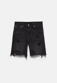 Short en denim noir avec des déchirures usées et des ourlets effilochés, avec poches avant, passants de ceinture et fermeture par bouton.
