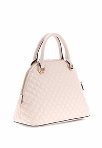 Borsa a tracolla beige trapuntata con forma strutturata, doppi manici superiori, dettagli in oro e chiusura con zip nella parte superiore.