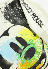 Next MICKEY MOUSE CREW NECK  - Ikdienas džemperis - ecru cream paint spray