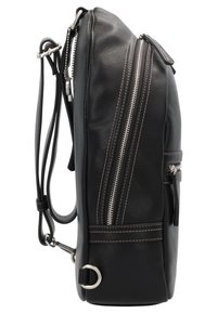 Sac en cuir noir avec une finition texturée, disposant de zips en argent et de coutures contrastantes. Comprend des sangles ajustables et des accents en métal.