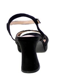 Sandalo alto in suede nero con cinturino e fibbia. Presenta una punta arrotondata, una fodera interna liscia e un tacco chunky leggermente affusolato.