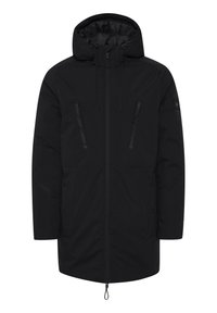 Parka neagră izolată cu glugă ajustabilă, fermoar frontal și două buzunare cu fermoar. Are o finisare netedă, mată și un branding subtil.