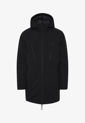 Czarna ocieplana parka z regulowanym kapturem, przednim zamkiem błyskawicznym i dwoma zamykanymi na zamek kieszeniami. Posiada gładkie, matowe wykończenie i subtelną markę.