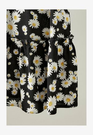 Tessuto nero con un motivo di margherite bianche e gialle, con un orlo arricciato e dettagli di vita arricciata, che evidenziano un design floreale.