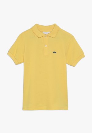 Żółta bawełniana koszulka polo z klasycznym kołnierzykiem, krótkimi rękawami, zapięciem na trzy guziki oraz małym zielonym logotypem krokodyla na piersi.