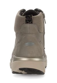 Bottes de randonnée montantes avec une tige en suède beige et en mesh, un dos texturé, des accents argentés et une semelle en caoutchouc pour un meilleur grip.
