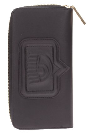 Portafoglio in pelle nera con un design testurizzato a rilievo. Presenta una chiusura con zip e accessori in tonalità dorata. Forma rettangolare, texture liscia.