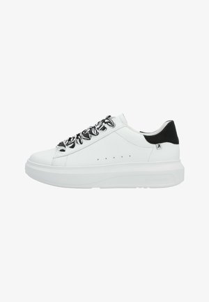 Białe niskie trampki z grubą podeszwą, czarno-białymi wzorzystymi sznurowadłami i czarnym detalem na pięcie.