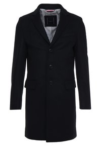 Manteau long noir à design croisé, avec deux poches avant et une doublure intérieure rayée visible au col.