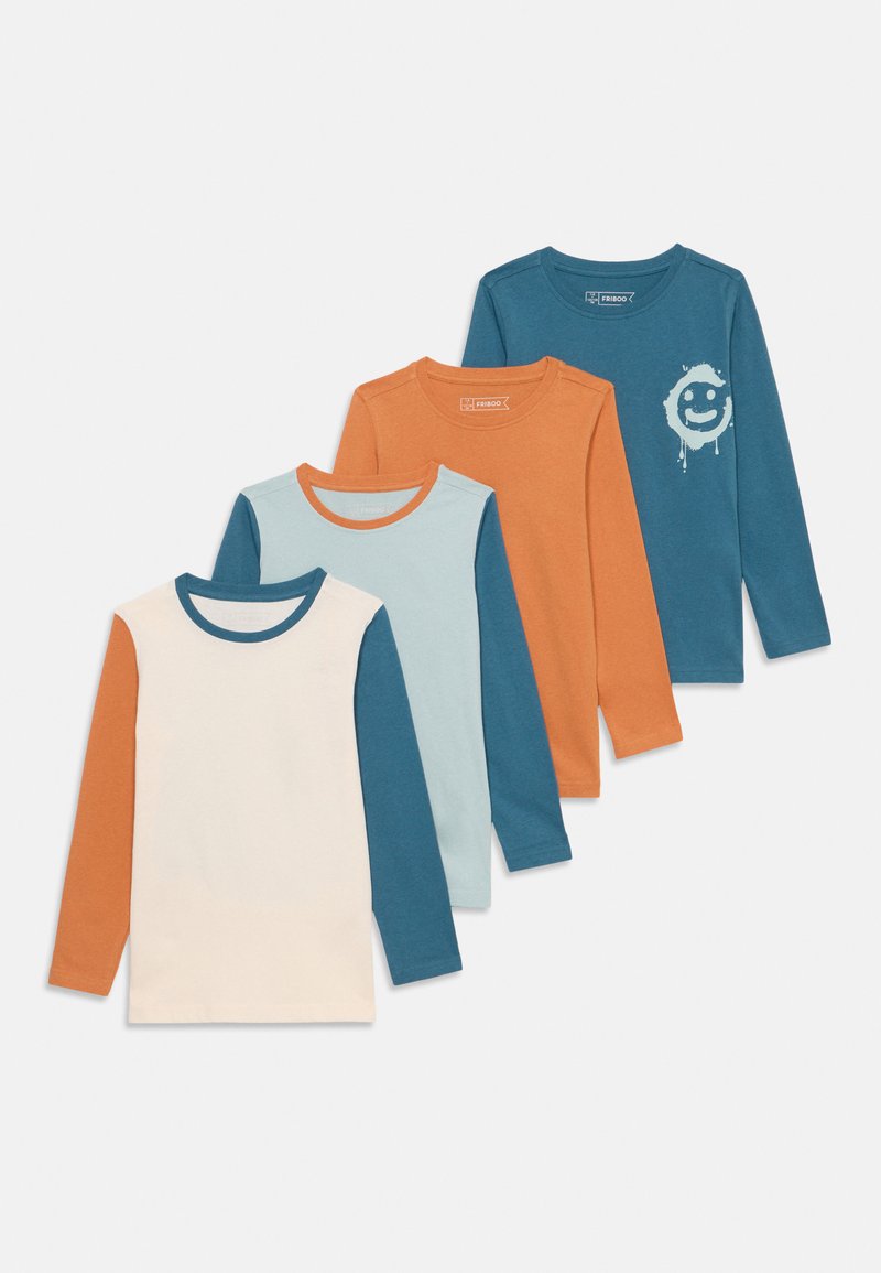 Vier langärmlige T-Shirts aus Baumwolle. Die Farben umfassen Creme, Hellblau und Orange. Eines zeigt eine Smiley-Grafik und hat eine glatte Textur.