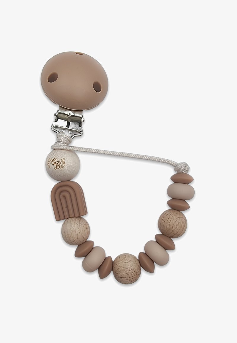 Clip de sucette en silicone avec un clip rond marron clair, des accessoires en métal argenté et une chaîne de perles arborant des accents beiges, marron et à motifs.