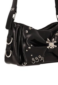 Svart väska i konstläder med unikt vridet design, silverfärgade metalldetaljer, nitar och en kaninformad berlock.