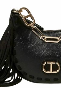 Borsa a mano in pelle nera con hardware dorato, forma curva, texture sottile e dettagli con frange laterali. Presenta cuciture decorative sui bordi.